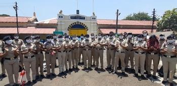 Lockdown in Nagpur Jail: 102 officers-staff return home | नागपूर कारागृहातील लॉकडाऊन : १०२ अधिकारी- कर्मचाऱ्यांची घरवापसी Lockdown in Nagpur Jail: 102 officers-staff return home | नागपूर कारागृहातील लॉकडाऊन : १०२ अधिकारी- कर्मचाऱ्यांची घरवापसी