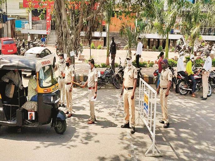 Recovery of fine of Rs 2.5 crore from citizens and vehicle owners in lockdown | दंड भरणाऱ्यांत हेल्मेटच्या सर्वाधिक केसेस; लॉकडाऊनमध्ये नागरिक, वाहनधारकांकडून अडीच कोटींचा दंड वसूल Recovery of fine of Rs 2.5 crore from citizens and vehicle owners in lockdown | दंड भरणाऱ्यांत हेल्मेटच्या सर्वाधिक केसेस; लॉकडाऊनमध्ये नागरिक, वाहनधारकांकडून अडीच कोटींचा दंड वसूल