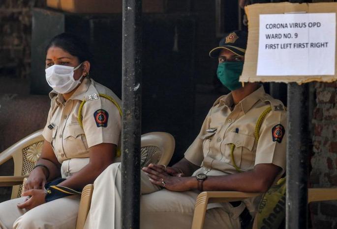During lockdown police collected fine of 1.21 crore in voilence cases pda | लॉकडाऊनमध्ये कोटीच्या कोटी उड्डाणे, 1.21 कोटींचा दंड वसूल During lockdown police collected fine of 1.21 crore in voilence cases pda | लॉकडाऊनमध्ये कोटीच्या कोटी उड्डाणे, 1.21 कोटींचा दंड वसूल