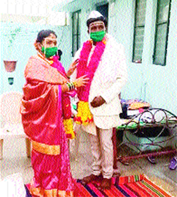 Wearing a mask was auspicious at home; She reached her father-in-law directly from the bullet! | मास्क बांधून घरातच शुभमंगल झाले; अन् तिने थेट बुलेटवरुन सासर गाठले ! Wearing a mask was auspicious at home; She reached her father-in-law directly from the bullet! | मास्क बांधून घरातच शुभमंगल झाले; अन् तिने थेट बुलेटवरुन सासर गाठले !