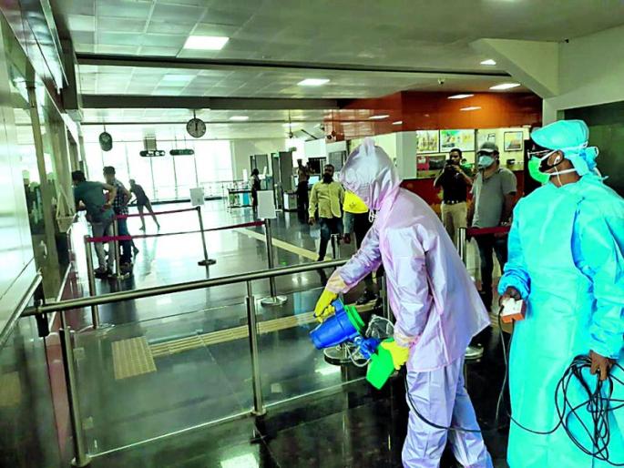 Anti-Corona drug spray at metro station | मेट्रो स्टेशनवर अॅन्टी कोरोना औषधांची फवारणी Anti-Corona drug spray at metro station | मेट्रो स्टेशनवर अॅन्टी कोरोना औषधांची फवारणी