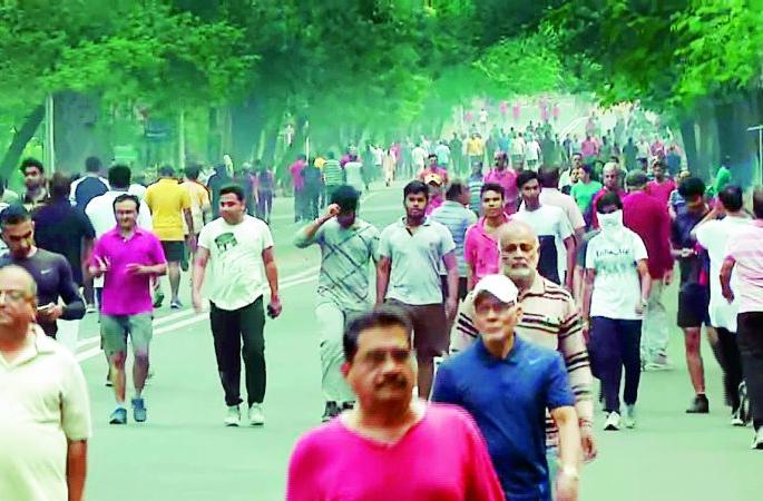 'Exercise' Invitation to 'Corona' in the crowd: Citizens should avoid joining the 'Morning Walk' | गर्दीतील व्यायाम, कोरोनाला आमंत्रण : नागरिकांनी मॉर्निंग वॉकला एकत्र येणे टाळावे 'Exercise' Invitation to 'Corona' in the crowd: Citizens should avoid joining the 'Morning Walk' | गर्दीतील व्यायाम, कोरोनाला आमंत्रण : नागरिकांनी मॉर्निंग वॉकला एकत्र येणे टाळावे