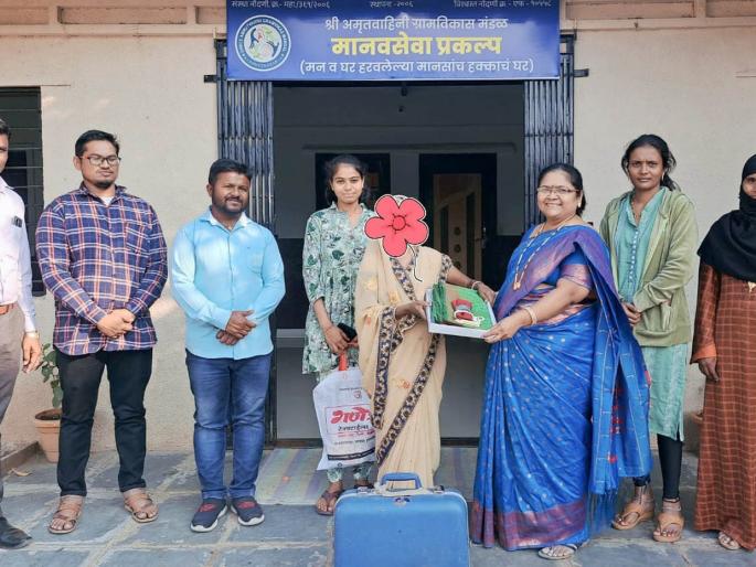 rehabilitation of a homeless woman in the family during the corona period | कोरोनाकाळात बेवारस फिरणाऱ्या महिलेचे कुटुंबात पुन्हा पुनर्वसन rehabilitation of a homeless woman in the family during the corona period | कोरोनाकाळात बेवारस फिरणाऱ्या महिलेचे कुटुंबात पुन्हा पुनर्वसन