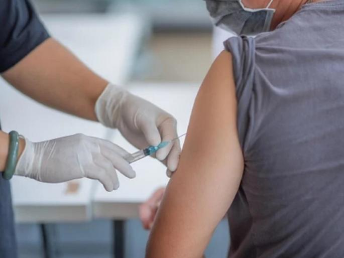 specialist claims that it took seven years to end corona virus pandemic | काय सांगता! कोरोनाचा कहर शमण्यास सात वर्षे लागणार?; तज्ज्ञांचा अजब दावा specialist claims that it took seven years to end corona virus pandemic | काय सांगता! कोरोनाचा कहर शमण्यास सात वर्षे लागणार?; तज्ज्ञांचा अजब दावा