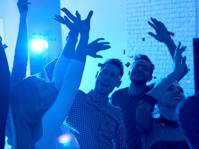 coronavirus US Man 30 Dies After Attending Covid Party | 'कोरोना म्हणजे निव्वळ लबाडी' म्हणत तरुण कोविड पार्टीला गेला अन् धक्कादायक प्रकार घडला coronavirus US Man 30 Dies After Attending Covid Party | 'कोरोना म्हणजे निव्वळ लबाडी' म्हणत तरुण कोविड पार्टीला गेला अन् धक्कादायक प्रकार घडला