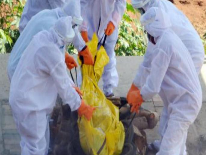 Pune Municipal Corporation picked up 397 bodies of Corona victims | जिथे जवळचे नातेवाईकही 'आपलेपण' विसरले; तिथे पुणे महापालिकेने ३९७ कोरोना बाधितांचे मृतदेह उचलले Pune Municipal Corporation picked up 397 bodies of Corona victims | जिथे जवळचे नातेवाईकही 'आपलेपण' विसरले; तिथे पुणे महापालिकेने ३९७ कोरोना बाधितांचे मृतदेह उचलले