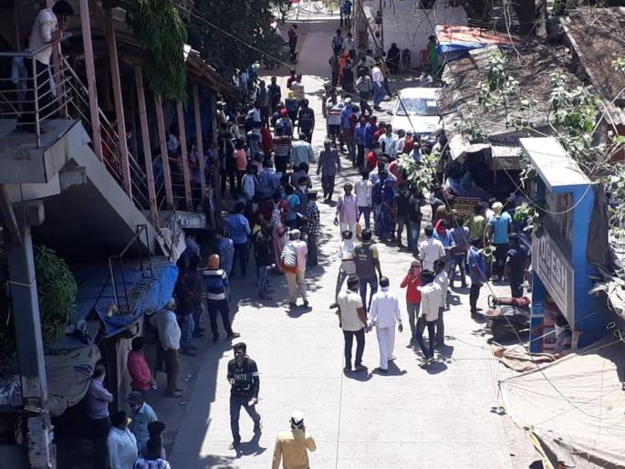 CoronaVirus : Crowds of foreign nationals to get medical test in Ambernath | CoronaVirus : अंबरनाथमध्ये वैद्यकीय चाचणी करून घेण्यासाठी परराज्यातील नागरिकांची गर्दी CoronaVirus : Crowds of foreign nationals to get medical test in Ambernath | CoronaVirus : अंबरनाथमध्ये वैद्यकीय चाचणी करून घेण्यासाठी परराज्यातील नागरिकांची गर्दी