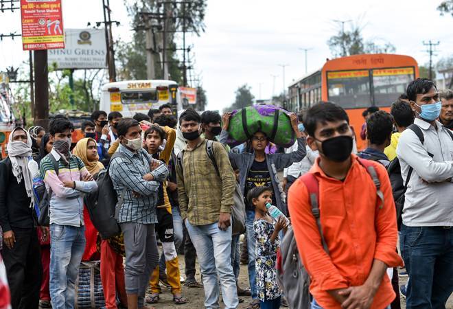 Solapurkars beware; If you break the rules of masks and crowds, there will be severe punitive action | सोलापूरकरांनो सावधान; मास्क अन् गर्दीचे नियम मोडाल, तर कडक दंडात्मक कारवाई होणार Solapurkars beware; If you break the rules of masks and crowds, there will be severe punitive action | सोलापूरकरांनो सावधान; मास्क अन् गर्दीचे नियम मोडाल, तर कडक दंडात्मक कारवाई होणार