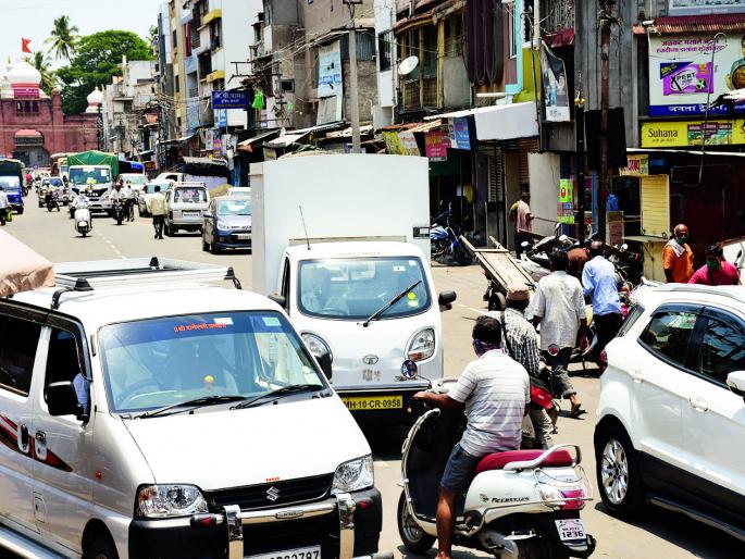 CoronaVirus Lockdown: To get workers to and from work in neighboring districts | CoronaVirus Lockdown : शेजारील जिल्ह्यात काम करणाऱ्या कामगारांना ये-जा करण्यास पास CoronaVirus Lockdown: To get workers to and from work in neighboring districts | CoronaVirus Lockdown : शेजारील जिल्ह्यात काम करणाऱ्या कामगारांना ये-जा करण्यास पास