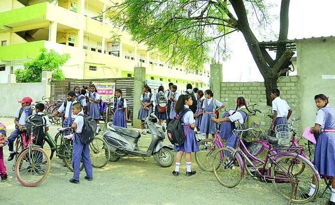 Coronation Holiday Outcomes: Shukushkat in school , Coaching classes closed in Nagpur | कोरोनामुळे सुटीचा परिणाम : नागपुरात शाळांमध्ये शुकशुकाट, कोचिंंग क्लासेसही बंद