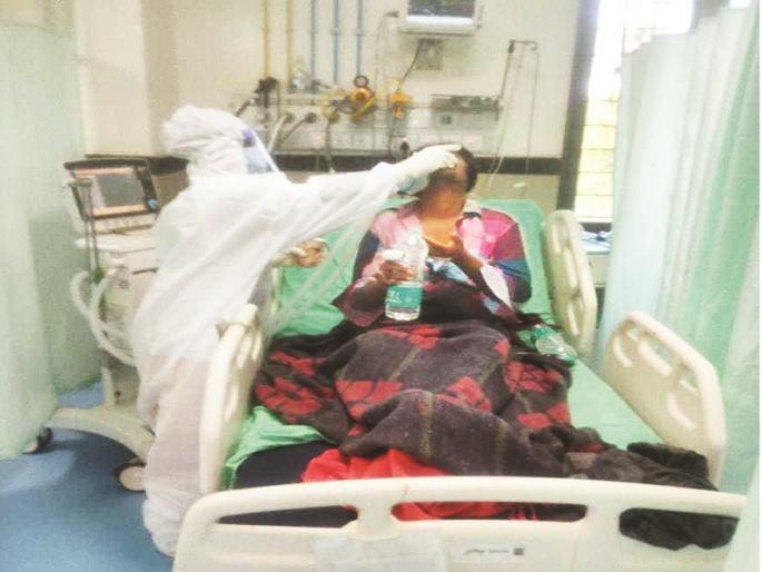 corona virus: patients with oxygen, ICU ventilator, fills like a child, nurse's feelings | corona virus : आयसीयूत व्हेंटिलेटर, ऑक्सिजनवरील रुग्णांना लहान मुलांप्रमाणे भरवतो घास, परिचारिकांच्या भावना 