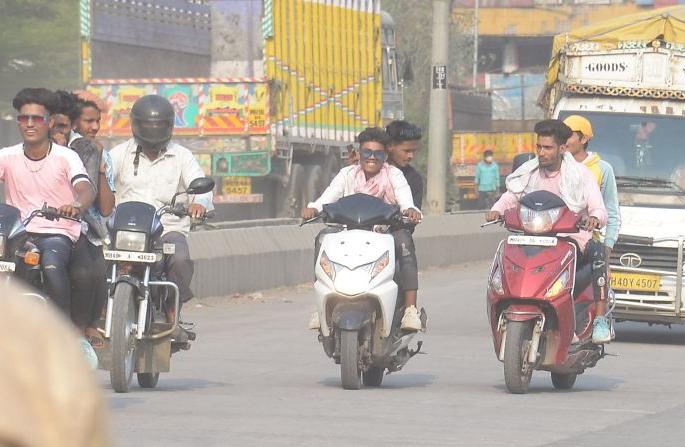 Violation of open curfew, police action cold | खुलेआम जमावबंदीचे उल्लंघन, पोलीस कारवाई थंडच Violation of open curfew, police action cold | खुलेआम जमावबंदीचे उल्लंघन, पोलीस कारवाई थंडच
