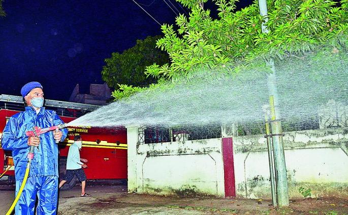 The demand for spraying for disinfection increased in Nagpur | नागपुरात निर्जंतुकीकरणासाठी फवारणीचा आग्रह वाढला The demand for spraying for disinfection increased in Nagpur | नागपुरात निर्जंतुकीकरणासाठी फवारणीचा आग्रह वाढला