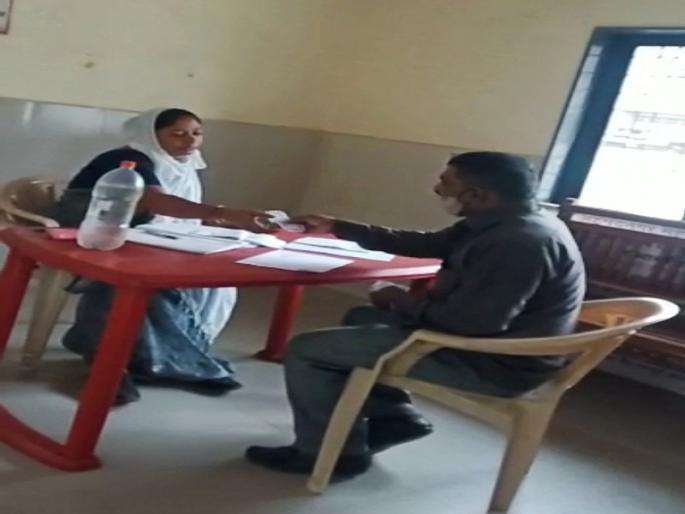 corona checking; Just pay Rs 100 and get a health certificate; Captured on camera in Ahmednagar | अहो ऐकलंत का? फक्त १०० रुपये द्या अन् आरोग्य प्रमाणपत्र मिळवा; अहमदनगरमधील प्रकार कॅमेऱ्यात कैद corona checking; Just pay Rs 100 and get a health certificate; Captured on camera in Ahmednagar | अहो ऐकलंत का? फक्त १०० रुपये द्या अन् आरोग्य प्रमाणपत्र मिळवा; अहमदनगरमधील प्रकार कॅमेऱ्यात कैद