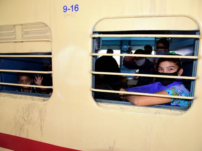 corona in kolhapur - 1 thousand 440 laborers sent to Prayagraj in 24 bogies | corona in kolhapur - प्रयागराजकडे 24 बोगीमधून 1 हजार 440 मजुरांचा रवाना corona in kolhapur - 1 thousand 440 laborers sent to Prayagraj in 24 bogies | corona in kolhapur - प्रयागराजकडे 24 बोगीमधून 1 हजार 440 मजुरांचा रवाना