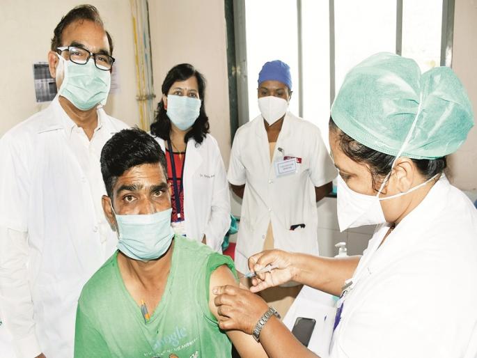 As a result of the 'reaction', the number of people taking the corona vaccine decreased | ‘रिअॅक्शन’चे परिणाम, कोरोना लस घेणाऱ्यांची संख्या घटली As a result of the 'reaction', the number of people taking the corona vaccine decreased | ‘रिअॅक्शन’चे परिणाम, कोरोना लस घेणाऱ्यांची संख्या घटली