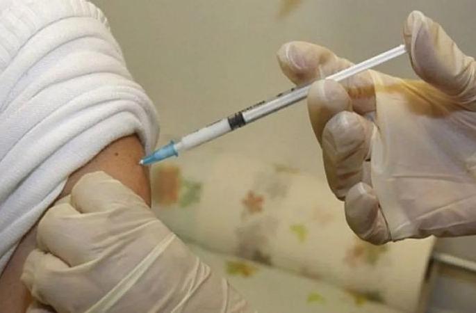 Corona Vaccination: People don't want to take it once, this grandfather took the corona vaccine 11 times, now they say ... | Corona Vaccination:लोक एकदा घ्यायला बघत नाहीत, या आजोबांनी तब्बल ११ वेळा घेतली कोरोनावरील लस, आता म्हणतात... Corona Vaccination: People don't want to take it once, this grandfather took the corona vaccine 11 times, now they say ... | Corona Vaccination:लोक एकदा घ्यायला बघत नाहीत, या आजोबांनी तब्बल ११ वेळा घेतली कोरोनावरील लस, आता म्हणतात...