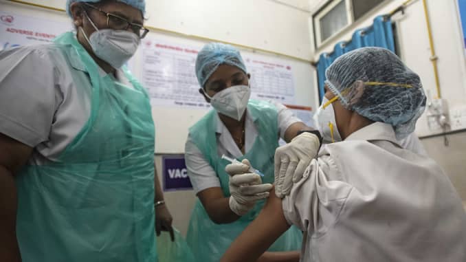 covid outbreak under control in Mumbai due to extensive vaccination campaign | Corona Vaccination: व्यापक लसीकरण मोहिमेमुळे मुंबईत कोविडची साथ पूर्णपणे नियंत्रणात covid outbreak under control in Mumbai due to extensive vaccination campaign | Corona Vaccination: व्यापक लसीकरण मोहिमेमुळे मुंबईत कोविडची साथ पूर्णपणे नियंत्रणात