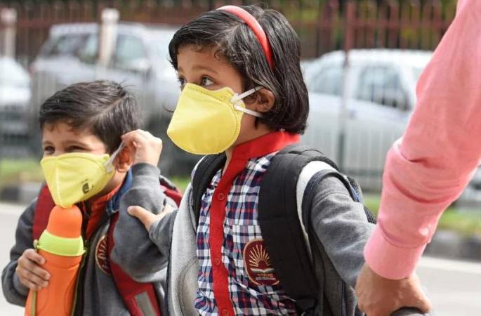 Masks will be mandatory for students; The decision was taken by the schools in Nagpur | विद्यार्थ्यांसाठी मास्क बंधनकारक होणार; नागपुरातील शाळांनी घेतला निर्णय Masks will be mandatory for students; The decision was taken by the schools in Nagpur | विद्यार्थ्यांसाठी मास्क बंधनकारक होणार; नागपुरातील शाळांनी घेतला निर्णय
