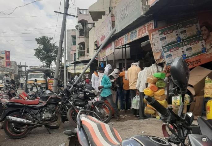 More than five citizens in shops; violation of rule | दुकानांमध्ये पाचपेक्षा अधिक नागरिक; आदेश धाब्यावर !