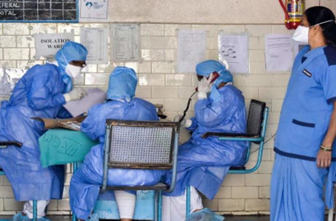 Corona Warriors are insecure; How to provide security to others? | कोरोना योद्धेच असुरक्षित; इतरांना कशी सुरक्षा प्रदान करणार ? Corona Warriors are insecure; How to provide security to others? | कोरोना योद्धेच असुरक्षित; इतरांना कशी सुरक्षा प्रदान करणार ?