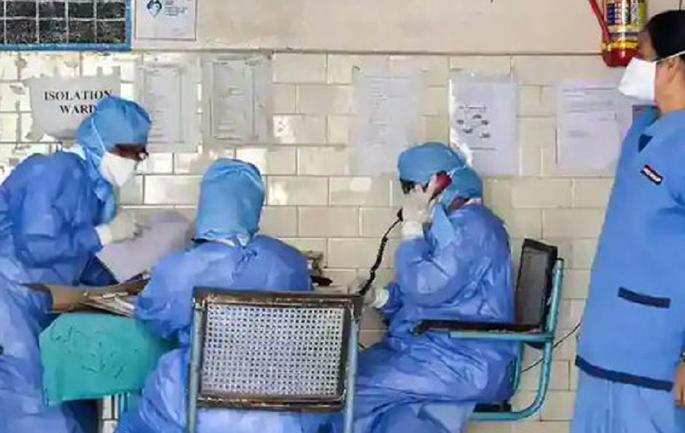 10 quarantine related to the nurse in Manegaon, while the husband of the nurse in Solapur is positive! | मानेगावातील नर्सशी संबधित 10 जण क्वारंटाईन, तर सोलापुरातील नर्सचा पती पॉझिटिव्ह ! 10 quarantine related to the nurse in Manegaon, while the husband of the nurse in Solapur is positive! | मानेगावातील नर्सशी संबधित 10 जण क्वारंटाईन, तर सोलापुरातील नर्सचा पती पॉझिटिव्ह !