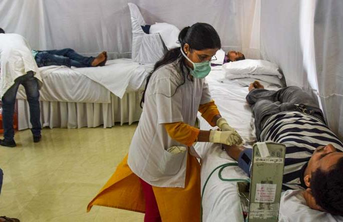 Corona patients are growing rapidly in the country; deaths over 6,000 | देशात झपाट्याने वाढताहेत कोरोनाचे रुग्ण; बळी ६ हजारांवर Corona patients are growing rapidly in the country; deaths over 6,000 | देशात झपाट्याने वाढताहेत कोरोनाचे रुग्ण; बळी ६ हजारांवर