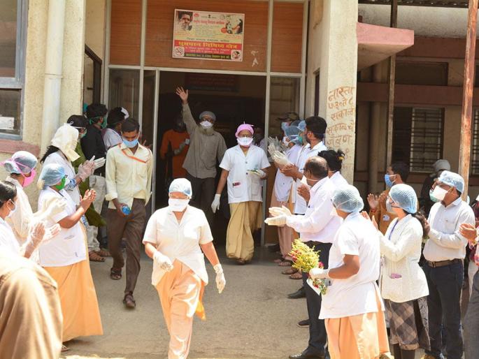 Corona-free patient discharged from the hospital with a round of applause | कोरोनामुक्त रुग्णास टाळ्याच्या गजरात रुग्णालयातून सुटी Corona-free patient discharged from the hospital with a round of applause | कोरोनामुक्त रुग्णास टाळ्याच्या गजरात रुग्णालयातून सुटी