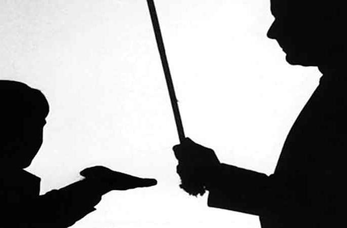 The headmaster is not responsible if the teacher beats the students | शिक्षकाने विद्यार्थ्यांना मारल्यास मुख्याध्यापक जबाबदार नाही The headmaster is not responsible if the teacher beats the students | शिक्षकाने विद्यार्थ्यांना मारल्यास मुख्याध्यापक जबाबदार नाही