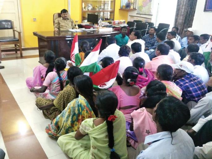 Corruption to buy laboratory material; Working Front | प्रयोगशाळा सामग्री खरेदीत भ्रष्टाचार; श्रमजीवीचा मोर्चा Corruption to buy laboratory material; Working Front | प्रयोगशाळा सामग्री खरेदीत भ्रष्टाचार; श्रमजीवीचा मोर्चा