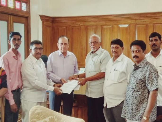 Municipal Commissioner's fishermen foiled an expert committee for coastal road! | कोस्टल रोडसाठी तज्ज्ञ समिती नेमण्याचे मनपा आयुक्तांचे मच्छीमारांना आश्वासन! Municipal Commissioner's fishermen foiled an expert committee for coastal road! | कोस्टल रोडसाठी तज्ज्ञ समिती नेमण्याचे मनपा आयुक्तांचे मच्छीमारांना आश्वासन!