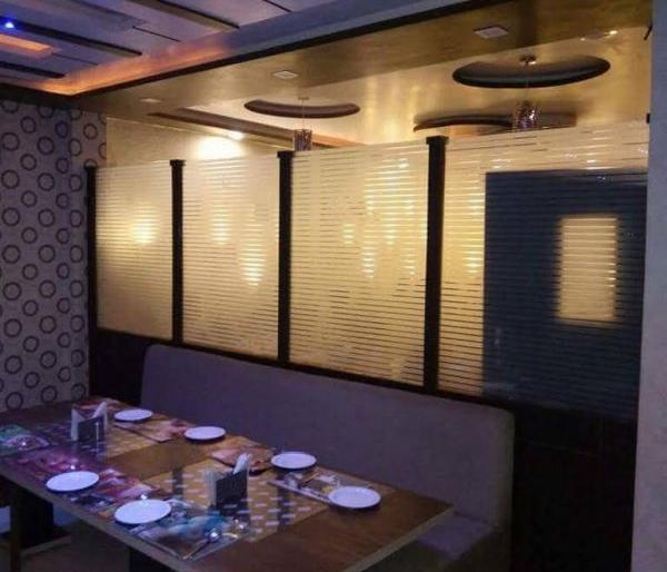 Waiting for customers at the restaurant: an atmosphere of fear among the people | रेस्टॉरंटला ग्राहकांची प्रतीक्षा  : लोकांमध्ये भीतीचे वातावरण Waiting for customers at the restaurant: an atmosphere of fear among the people | रेस्टॉरंटला ग्राहकांची प्रतीक्षा  : लोकांमध्ये भीतीचे वातावरण