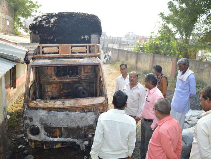cotton vehicle fire at Hathurun! | हातरुण येथे कापसाने भरलेल्या वाहनाला आग! cotton vehicle fire at Hathurun! | हातरुण येथे कापसाने भरलेल्या वाहनाला आग!