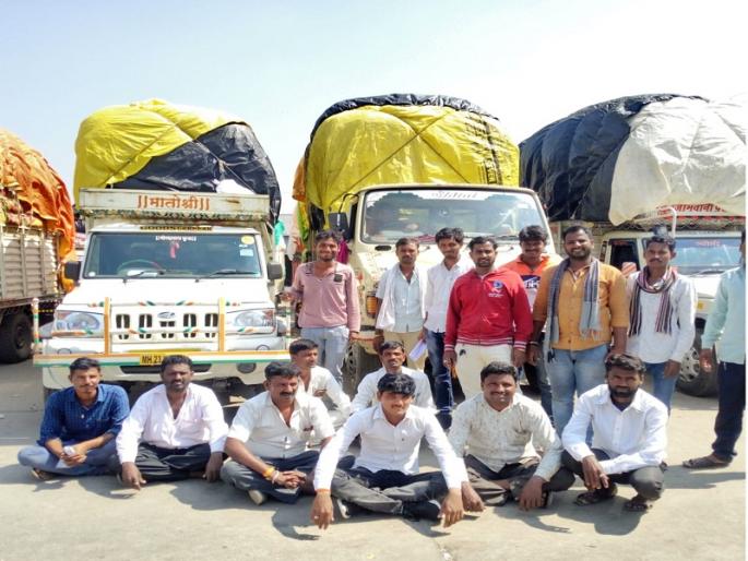 'Delayed cotton purchase'; An angry farmer's suicide attempt during the agitation | 'कापूस खरेदीस दिरंगाई'; आंदोलना दरम्यान संतप्त शेतकऱ्याचा आत्मदहनाचा प्रयत्न 'Delayed cotton purchase'; An angry farmer's suicide attempt during the agitation | 'कापूस खरेदीस दिरंगाई'; आंदोलना दरम्यान संतप्त शेतकऱ्याचा आत्मदहनाचा प्रयत्न