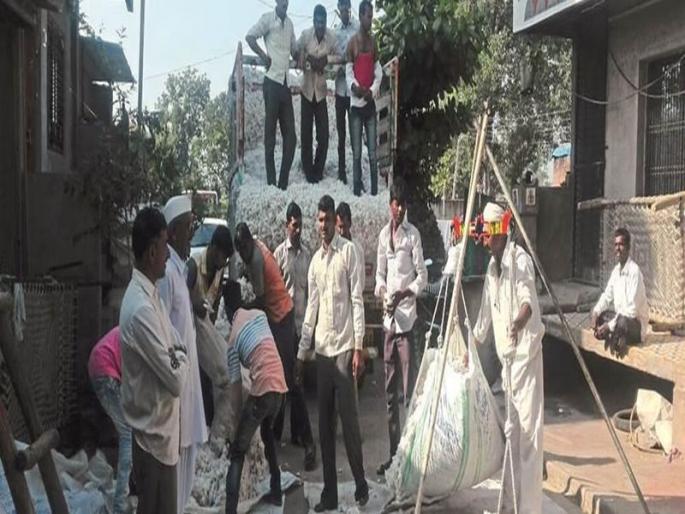 Farmers are satisfied due to increase in cotton prices | नंदुरबार जिल्ह्यात कापूस दरात वाढ झाल्याने शेतकऱ्यांमध्ये समाधान Farmers are satisfied due to increase in cotton prices | नंदुरबार जिल्ह्यात कापूस दरात वाढ झाल्याने शेतकऱ्यांमध्ये समाधान