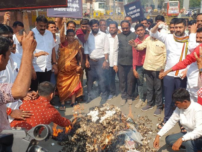 White Gold Constitution Square Holi; Sharad Pawar group aggressive for cotton price | पांढऱ्या सोन्याची संविधान चौकात होळी; कापसाच्या भावासाठी शरद पवार गट आक्रमक White Gold Constitution Square Holi; Sharad Pawar group aggressive for cotton price | पांढऱ्या सोन्याची संविधान चौकात होळी; कापसाच्या भावासाठी शरद पवार गट आक्रमक