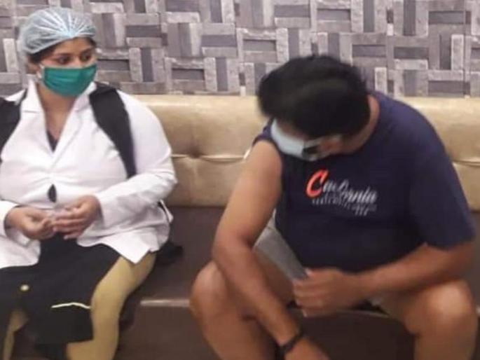 People kept looking for corona vaccine slots; Here, the BJP MP Anil Firojia vaccinated the entire staff | लोक लसींचा स्लॉट शोधत राहिले; इकडे भाजपा खासदारांनी अख्ख्या स्टाफचेच लसीकरण करून टाकले People kept looking for corona vaccine slots; Here, the BJP MP Anil Firojia vaccinated the entire staff | लोक लसींचा स्लॉट शोधत राहिले; इकडे भाजपा खासदारांनी अख्ख्या स्टाफचेच लसीकरण करून टाकले