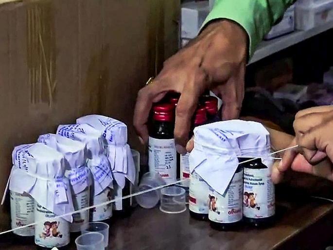 Taking cough syrup after eating? Then know these things...; It is dangerous to use medicine without consulting a doctor | खाेकल्यावर कफ सीरप घेताय? मग जाणून घ्या या गोष्टी...; डॉक्टरांचा सल्ला न घेता औषध वापरणे धोकादायक