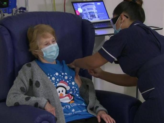 the first Pfizer vaccine was given to a 90 year old woman in the UK | ९० वर्षांच्या आजींना युकेत देण्यात आली 'फायझर'ची पहिली लस the first Pfizer vaccine was given to a 90 year old woman in the UK | ९० वर्षांच्या आजींना युकेत देण्यात आली 'फायझर'ची पहिली लस