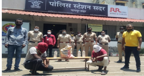 Two arrested for selling illicit liquor in Nagpur | नागपुरात अवैध दारू विक्री करणाऱ्या दोघांना पकडले Two arrested for selling illicit liquor in Nagpur | नागपुरात अवैध दारू विक्री करणाऱ्या दोघांना पकडले