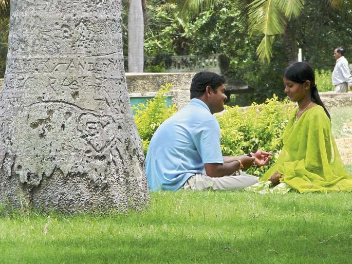 life & Love in Metro cities, a report about love in orange city Nagpur! | काऊन रे पोट्टया?- वाचा नागपुरी प्रेमाची रसिक गोष्ट life & Love in Metro cities, a report about love in orange city Nagpur! | काऊन रे पोट्टया?- वाचा नागपुरी प्रेमाची रसिक गोष्ट