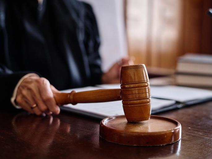 The company filed 8 applications in different courts; The driver's bail application was also rejected, a fine of Rs 1 lakh was imposed | वेगवेगळ्या न्यायालयांत ८ अर्ज करण्याचा उद्योग; कारचालकाचा जामीन अर्जही फेटाळला, १ लाखांचा दंड ठोठावला The company filed 8 applications in different courts; The driver's bail application was also rejected, a fine of Rs 1 lakh was imposed | वेगवेगळ्या न्यायालयांत ८ अर्ज करण्याचा उद्योग; कारचालकाचा जामीन अर्जही फेटाळला, १ लाखांचा दंड ठोठावला