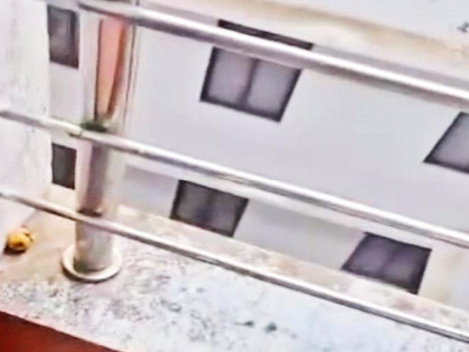 Lemon-chili directly in Belapur court; Second incident; After this incident, a judge is on leave for four days | बेलापूर न्यायालयामध्ये थेट लिंबू-मिरचीचा उतारा; दुसऱ्यांदा घडली घटना; या प्रकारानंतर एक न्यायाधीश चार दिवस रजेवर Lemon-chili directly in Belapur court; Second incident; After this incident, a judge is on leave for four days | बेलापूर न्यायालयामध्ये थेट लिंबू-मिरचीचा उतारा; दुसऱ्यांदा घडली घटना; या प्रकारानंतर एक न्यायाधीश चार दिवस रजेवर