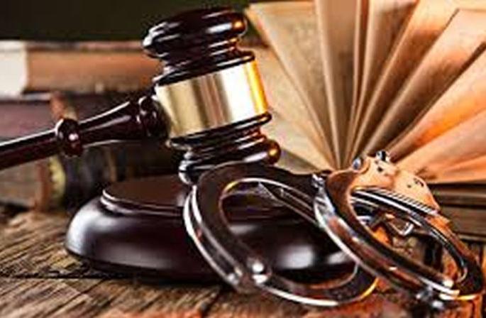 Court order to register crime on police | पोलिसावर गुन्हे दाखल करण्याचा न्यायालयाचा आदेश