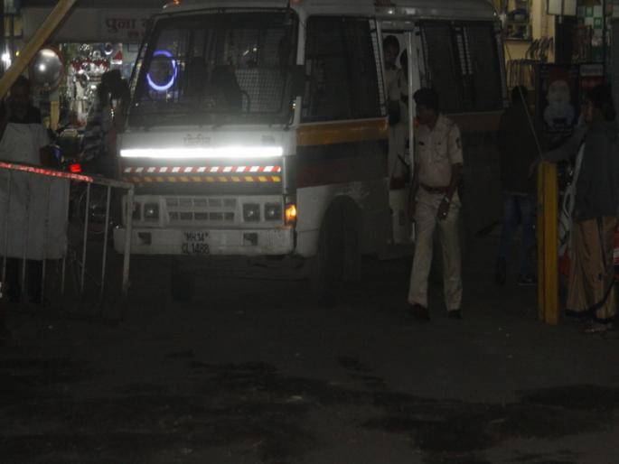 'They' arrived at their home but eye control of police | ‘ते’ पोहचले आपापल्या घरी पण नजरकैदेत 'They' arrived at their home but eye control of police | ‘ते’ पोहचले आपापल्या घरी पण नजरकैदेत