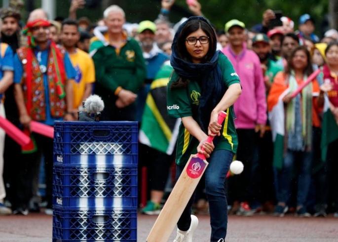 ICC World Cup 2019: Cricket is the game that connects everyone, tells the Nobel prize winner Malala Yousafzai | ICC World Cup 2019 : क्रिकेट म्हणजे सर्वांना जोडणारा खेळ, सांगतेय नोबेल पारितोषिक विजेती मलाला