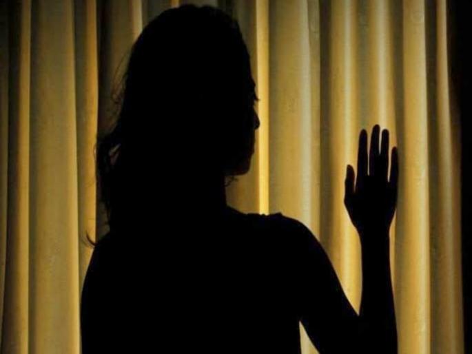 women rescue from brothel after sending a message from customer mobile | ग्राहकाच्या मोबाईलवरून पाठवला मेसेज अन् ‘ती’’ची झाली कुंटणखान्यातून सुटका women rescue from brothel after sending a message from customer mobile | ग्राहकाच्या मोबाईलवरून पाठवला मेसेज अन् ‘ती’’ची झाली कुंटणखान्यातून सुटका