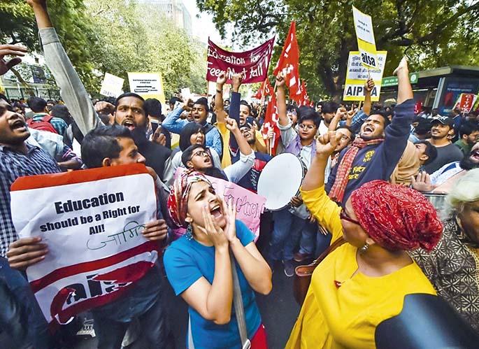 JNU students protest fee hike? why students are angry | जेएनयूतली पोरं का भडकतात? JNU students protest fee hike? why students are angry | जेएनयूतली पोरं का भडकतात?