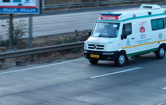 Helpless struggle for corona patients for ambulance; If someone runs out of diesel, then someone needs a doctor's letter | कोरोना रुग्णांची रुग्णवाहिकेसाठी अगतिक धडपड; कुणाचे डिझेल संपले तर कुणाला हवी डॉक्टरची चिठ्ठी Helpless struggle for corona patients for ambulance; If someone runs out of diesel, then someone needs a doctor's letter | कोरोना रुग्णांची रुग्णवाहिकेसाठी अगतिक धडपड; कुणाचे डिझेल संपले तर कुणाला हवी डॉक्टरची चिठ्ठी