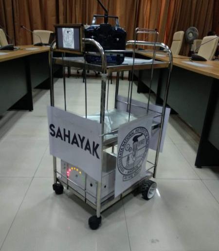 Auxiliary robot to maintain physical distance in the hospital | इस्पितळात फिजिकल डिस्टन्सिंग राखण्यासाठी ‘सहायक’ रोबोट Auxiliary robot to maintain physical distance in the hospital | इस्पितळात फिजिकल डिस्टन्सिंग राखण्यासाठी ‘सहायक’ रोबोट